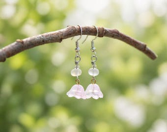 Pendientes colgantes de flores de cristal / Pendientes colgantes florales coloridos / Detalles en plata y oro / Pendientes hechos a mano