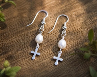 Pendientes de cruz con perlas de agua dulce / Pendientes colgantes cristianos / Joyería religiosa / Regalo religioso para mujer