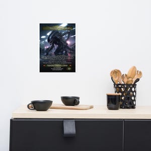 Könnte beinhalten: Ein gerahmtes Poster mit einer dunklen Illustration einer Kreatur mit dem Text "The First Sliver". Die Kreatur ist schwarz mit einem detaillierten, bedrohlichen Design. Das Poster wird an einer weißen Wand über einem schwarzen Schrank ausgestellt.