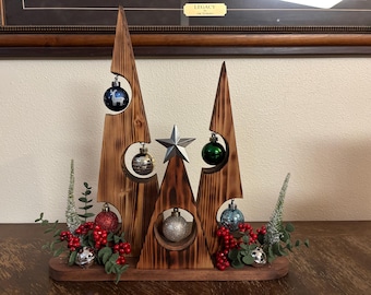 Cederhouten kerstboom met verwisselbare ornamenten – rustiek vakantiedecor