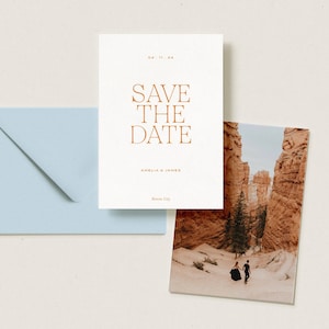 Peut inclure: Carte de sauvegarde de la date avec un fond blanc et du texte brun. Le texte indique "Save the Date" avec la date "04.11.24" au-dessus et "Amelia & James" en dessous. Le texte "Kansas City" est en bas de la carte.