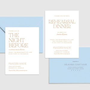 Peut inclure: Deux cartes blanches avec du texte doré. La carte du haut indique "Veuillez nous rejoindre pour un dîner de répétition célébrant Amelia & James" et la carte du bas indique "Veuillez nous rejoindre la veille pour célébrer Amelia & James". Les deux cartes indiquent la date, l'heure et le lieu de l'événement.