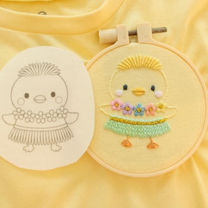 Op de afbeelding: Een witte keramische mok met een zwarte handgreep en de tekst "But First, Coffee" in handschriftstijl. De mok is waarschijnlijk 310-425 ml, perfect voor een ochtenddrankje.