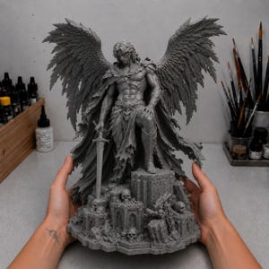Peut inclure: Une figurine en résine grise représentant un guerrier ailé debout sur une base de ruines et de crânes. Le personnage a les cheveux longs, une musculature définie et porte des vêtements en lambeaux. Il tient une épée pointée vers le bas.