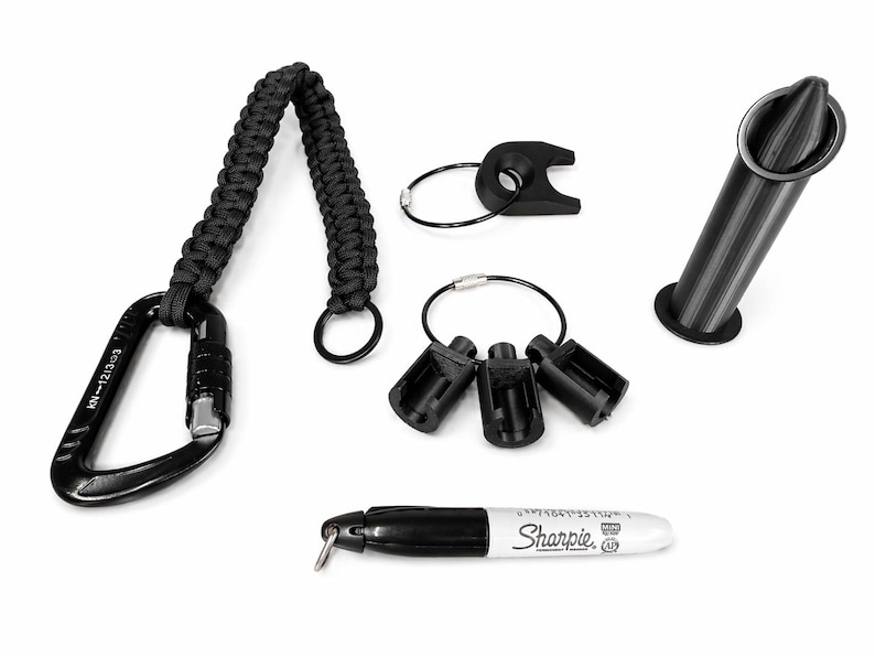 Puede incluir: Un surtido de accesorios negros, que incluyen un mosquet&oacute;n con un cord&oacute;n trenzado, llaveros y un soporte cil&iacute;ndrico. Tambi&eacute;n se incluye un marcador Sharpie negro con el nombre de la marca.