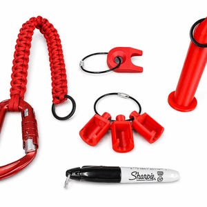 Puede incluir: Una colecci&oacute;n de accesorios rojos, que incluye un mosquet&oacute;n con asa trenzada, llaveros con componentes de pl&aacute;stico rojo y un objeto cil&iacute;ndrico rojo. Tambi&eacute;n se incluye un rotulador Sharpie en blanco y negro.