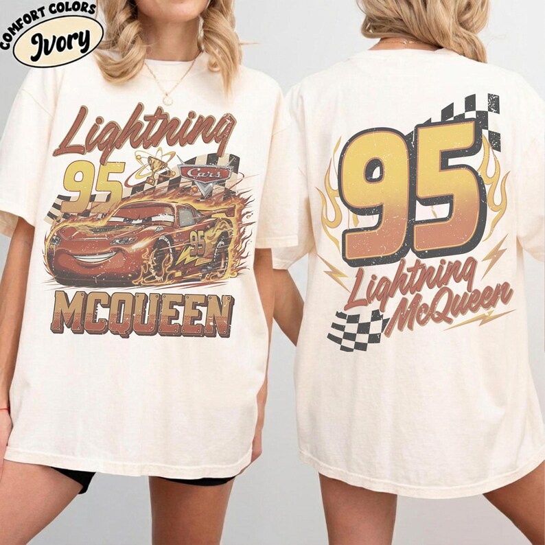 Puede incluir: Camisetas color marfil con dise&ntilde;o de Lightning McQueen. La parte delantera muestra a McQueen, el n&uacute;mero 95 y "McQueen". La parte trasera tiene un gran "95" con "Lightning McQueen" debajo. Camisetas c&oacute;modas.