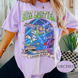 Comfort Colors® Vintage Buzz Lightyear-tröja, Toy Story Vänner-tröja, Disney-familjesemestertröja, Toy Story-födelsedagströja, Disney Pixar-tröja bild 7