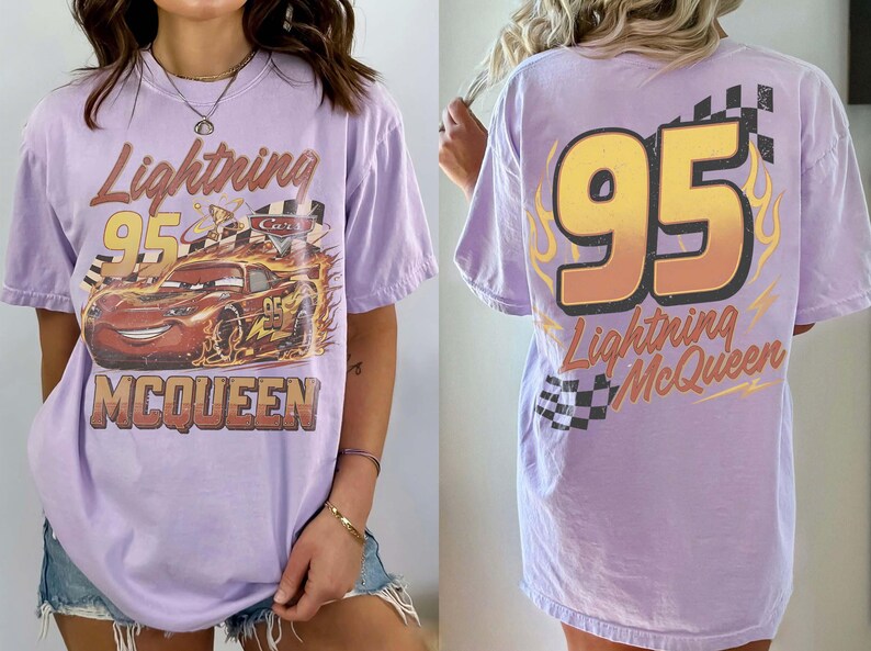 Puede incluir: Camiseta lila claro con Lightning McQueen de la pel&iacute;cula Cars. El frente muestra el coche con el texto "Lightning 95 McQueen". La parte trasera tiene un gran "95" y el texto "Lightning McQueen".