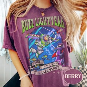 Comfort Colors® Vintage Buzz Lightyear-tröja, Toy Story Vänner-tröja, Disney-familjesemestertröja, Toy Story-födelsedagströja, Disney Pixar-tröja bild 8
