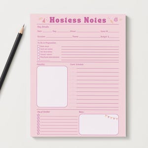 Puede incluir: Bloc de notas rosa "Hostess Notes" con secciones para la planificación de eventos, incluyendo fecha, lugar, tema, número de invitados y presupuesto. Un lápiz negro con férula dorada está al lado.