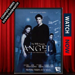 以下が含まれることがあります： 青い都市の背景に3人の俳優が登場するテレビ番組「Angel」の映画ポスター。番組タイトルは大きな白い文字で表示されています。「The WB Presents」と「From the creator of Buffy the Vampire Slayer」というテキストが含まれています。