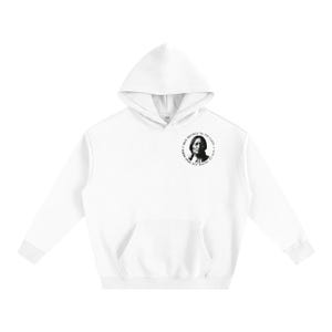 Può includere: Felpa con cappuccio bianca con tasca frontale e cappuccio. Una grafica in bianco e nero di un nativo americano è sul petto in alto a sinistra, con il testo "MAN BELONGS TO THE EARTH. EARTH DOES NOT BELONG TO MAN."