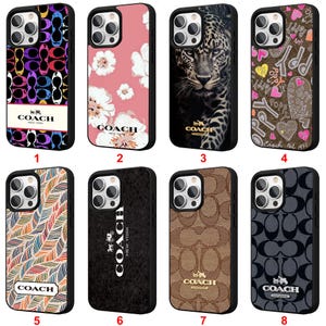 Puede incluir: Colección de ocho fundas para teléfono con varios diseños. Incluye fundas con estampados florales, un leopardo y el logotipo de Coach. Las fundas son de diferentes colores, como negro, rosa y marrón. Cada funda tiene el logotipo de Coach.