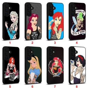 Puede incluir: Ocho fundas negras para teléfono con personajes de dibujos animados tatuados, incluyendo a Elsa, Ariel y Blancanieves. Los diseños presentan textos como "Punk's Not Dead" e "It's a Trap".