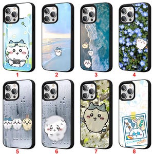 以下が含まれることがあります： 様々なデザインの8つの携帯電話ケースのコレクション。ケースは黒い縁と白の上下部分があります。デザインには、漫画のキャラクター、ビーチの風景、花のパターン、および「CHIIKAWA SUMMER」のテキストが含まれています。