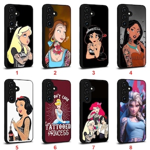 Puede incluir: Fundas de teléfono negras con diseños de personajes de dibujos animados tatuados. Los diseños incluyen a Alicia, Bella, Jazmín, Pocahontas, Blancanieves, Cenicienta con el texto "I am a Tattooed Princess", Ariel y Elsa.