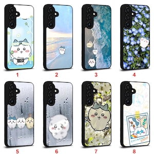 以下が含まれることがあります： 様々なデザインの8つの携帯電話ケースのコレクション。ケースは黒い縁と、漫画のキャラクター、ビーチの風景、花のパターン、そして「CHIIKAWA SUMMER」のテキストを含むカラフルなグラフィックが特徴です。