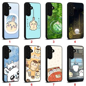 以下が含まれることがあります： 様々な漫画デザインの8つの携帯電話ケースのコレクション。ケースは黒い縁取りがあり、ウサギ、スイカ、電車のシーンなど、さまざまなカラフルなイラストが特徴です。各ケースは異なるデザインです。