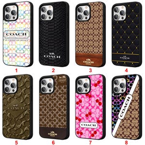 Puede incluir: Una colección de ocho fundas para teléfono con varios diseños, todas con el logotipo "COACH". Las fundas muestran patrones como piel de serpiente, cerezas y el motivo "C" icónico de la marca. Cada funda tiene un borde negro.