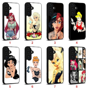 Puede incluir: Una colección de ocho fundas para teléfonos con personajes de dibujos animados tatuados. Las fundas tienen bordes negros y fondos blancos o negros. Los personajes incluyen una sirena, una princesa y Campanilla.