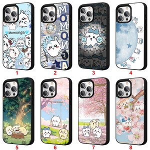 以下が含まれることがあります： さまざまなデザインの8つの携帯電話ケースのコレクション。ケースには、漫画のキャラクター、花柄、テキストが表示されます。色は青、ピンク、黒などです。各ケースには黒い縁とカメラの切り抜きがあります。