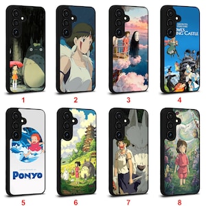 Puede incluir: Ocho fundas negras para teléfono con ilustraciones de estilo anime. Los diseños muestran personajes y escenas de películas de animación, con colores vibrantes y obras de arte detalladas. Cada funda tiene un diseño diferente.