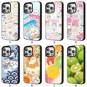 以下が含まれることがあります： 様々なカラフルなデザインの8つの携帯電話ケースのコレクション。ケースには漫画のキャラクター、果物、パターンが描かれています。一部のケースには「CHIIKAWA」や「KINDLE GIRLS CLUB」などのテキストがあります。ケースは黒いフレームです。