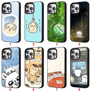 以下が含まれることがあります： 様々な漫画デザインの8つの携帯電話ケースのコレクション。ケースには、ウサギ、クマ、スイカ、ブランコ、その他の可愛いキャラクターのイラストが描かれています。各ケースには黒い縁とカメラの切り抜きがあります。
