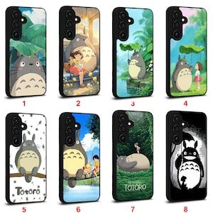 以下が含まれることがあります： アニメキャラクター、トトロのイラストが描かれた黒い携帯電話ケース8個セット。ケースには、自然の風景や他のキャラクターとのシーンなど、さまざまな場面のトトロが描かれています。