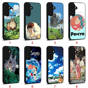 Puede incluir: Una colección de ocho fundas negras para teléfonos con diseños de anime. Las fundas muestran personajes y escenas de películas de animación populares, como Totoro, Ponyo y El Viaje de Chihiro, con colores vibrantes y obras de arte detalladas.