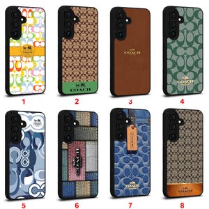 Könnte beinhalten: Eine Sammlung von acht Handyhüllen mit verschiedenen Coach-Designs. Die Hüllen zeigen das Coach-Logo und Muster in Braun, Grün, Blau und Mehrfarbig. Jede Hülle hat einen schwarzen Rand.