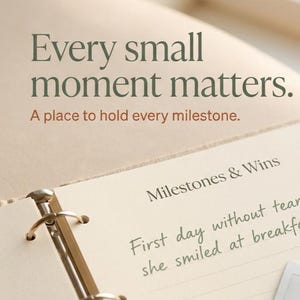 Peut inclure: Un journal à anneaux beige avec le texte Every small moment matters. A place to hold every milestone. La page ouverte présente le titre Milestones & Wins avec l'inscription manuscrite First day without tears — she smiled at breakfast.