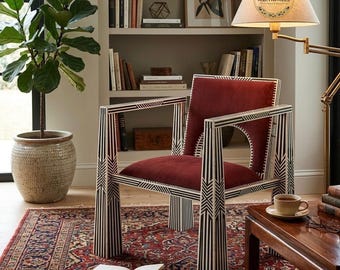 Sillón auxiliar artesanal con incrustaciones de hueso: estilo Art Déco geométrico, tapicería de terciopelo granate.