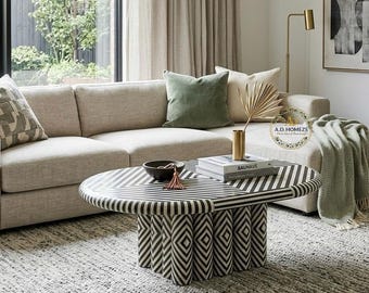 Mesa de centro ovalada hecha a mano con incrustaciones de nácar – Mueble con base geométrica estriada