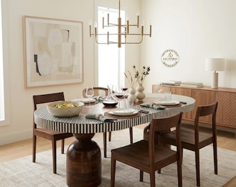 Mesa de comedor ovalada hecha a mano con incrustaciones de nácar y base de pedestal de madera maciza.