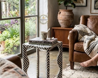 Handgemaakte parelmoer inleg bijzettafel golvend been zigzagpatroon modern bijzettafeltje geometrisch accent meubels luxe nachtkastje woondecoratie