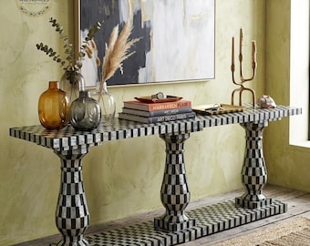 Consola artesanal de nácar a cuadros, mueble de pasillo de estilo art déco.
