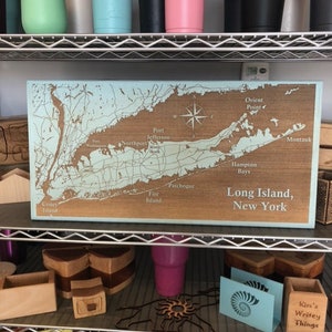 Karte graviert - Long Island, Individuelle Gravur, Holz Wandkunst, Laser graviert, Topographisch, Wandkunst, Individuelles Geschenk, 24 x 12 Zoll ca