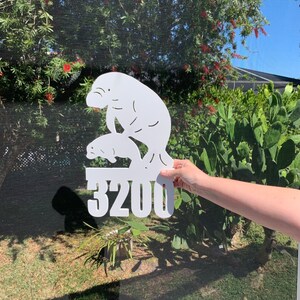 Hausnummer Schild, Seekuh mit Baby, Adressschild, Adressschild, Individuell, personalisiertes Schild, Einweihungsparty Geschenk, Küste, Tropisch, Outdoor