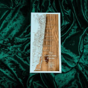 Karte graviert - Florida's Gold Coast, Gravur nach Maß, Holz Wandkunst, Laser graviert, Topographisch, Individuelle Karte, Individuelles Geschenk, 23,5 x 11 Zoll