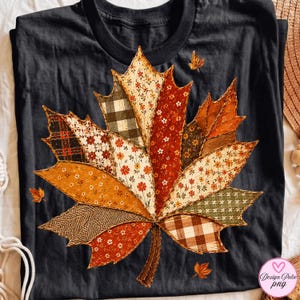 Peut inclure: Un t-shirt noir arborant un grand motif central en forme de feuille d'érable composé de divers motifs en patchwork, incluant des imprimés floraux, des carreaux et des textures à chevrons dans des tons orange, rouge, brun et vert.