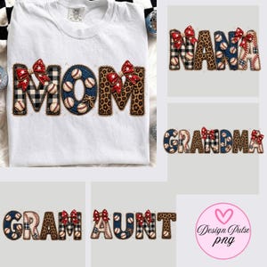 Puede incluir: Una camiseta blanca con la palabra MOM en letras grandes con un patrón de béisbol, estampado de leopardo y cuadros, acentuado por lazos rojos con estrellas. Otras opciones de texto incluyen NANA, GRANDMA, GRAM y AUNT en el mismo estilo.