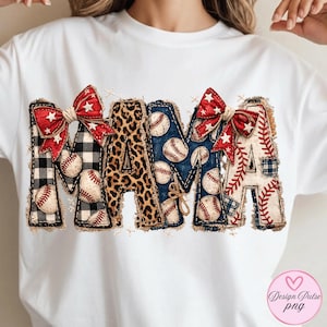 Può includere: T-shirt bianca con la scritta "MAMA" in un design patchwork. Le lettere sono decorate con palline da baseball, stampa leopardata, quadretti e fiocchi. I fiocchi sono rossi con stelle bianche.