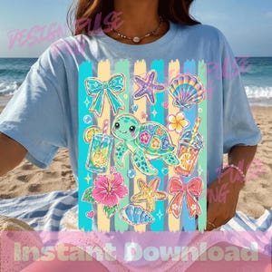 Op de afbeelding: Lichtblauw T-shirt met een kleurrijke afbeelding van een zeeschildpad, strikken, zeesterren en tropische drankjes. Het ontwerp bevat een verscheidenheid aan pastelkleuren en is geplaatst tegen een achtergrond van verticale strepen. Het shirt wordt gedragen op een zandstrand.