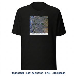 Könnte beinhalten: Schwarzes T-Shirt mit einem quadratischen Grafikdesign einer Stadtkarte in Blau-, Grün- und Brauntönen. Die Grafik enthält den Text "T5JS.COM - LAT: 34.037103 - LON: -118.209066".