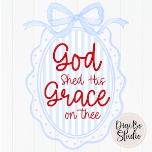 Puede incluir: Una impresión digital con el texto "God Shed His Grace on thee" en escritura roja. El texto está dentro de un marco ovalado azul y blanco, coronado por un lazo azul claro. El fondo es blanco con líneas verticales.
