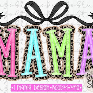Könnte beinhalten: Ein farbenfrohes Grafikdesign mit dem Wort "MAMA" in großen, stilisierten Buchstaben. Jeder Buchstabe hat eine andere Farbe: Pink, Blau, Grün und Lila, mit einem Leopardenmuster und goldfarbenem Glitzerrand. Über dem Wort befindet sich eine schwarze Schleife.