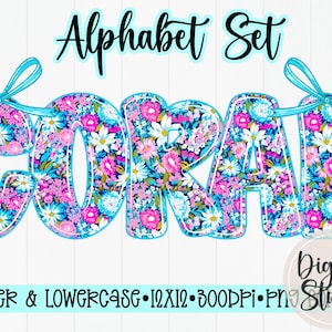 Può includere: Un design floreale che scrive "CORAL" in grandi lettere a bolle. Le lettere sono riempite con un motivo di fiori rosa, blu e bianchi. Le lettere sono delineate in azzurro e legate insieme con fiocchi azzurri. Le parole "Alphabet Set" sono sopra la parola "CORAL".