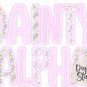 Puede incluir: La imagen presenta las palabras "DAINTY ALPHA" en una fuente decorativa. Las letras son rosas con patrones florales y de cuadros, delineadas con un borde festoneado. El logotipo de DigiBo Studio está en la esquina inferior derecha.